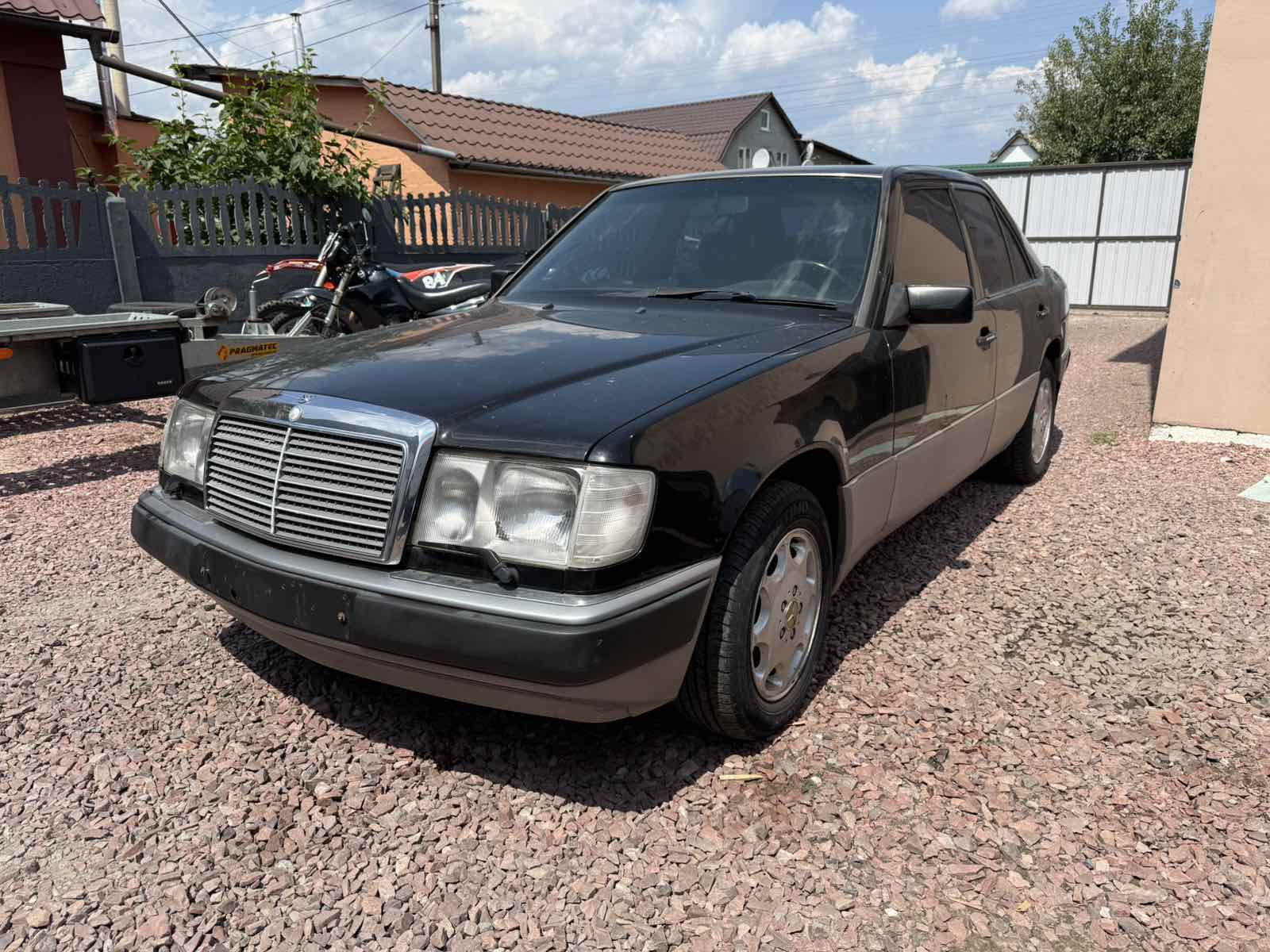 Mercedes-Benz E420 M119 (W124) car